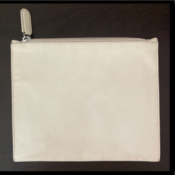 💕👛GUCCI GG EMBOSSED ZIP UP CLUTCH👛💕 - Picture 4 of 16